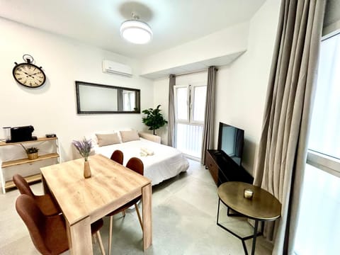 Bed, TV and multimedia, Living room, Photo of the whole room, Seating area, Dining area, Evening entertainment, air conditioner