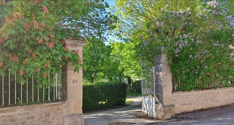 Maison romantique du XIXe siècle indépendante avec son jardin et sa piscine privés Villa in Bourgogne-Franche-Comté