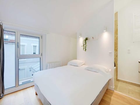 Property building, Bed, Photo of the whole room, Bedroom, towels