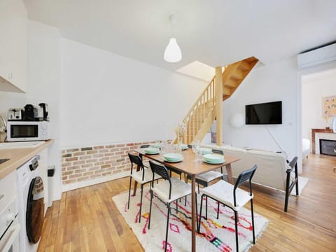 Property building, Communal lounge/ TV room, TV and multimedia, Kitchen or kitchenette, Living room, Seating area, Dining area, oven, stove