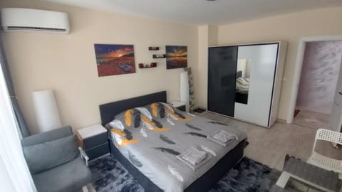 Bed, TV and multimedia, Photo of the whole room, Seating area, Bedroom, towels, wardrobe, air conditioner