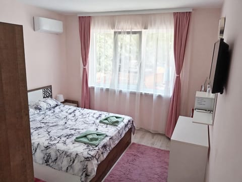 Bed, TV and multimedia, Photo of the whole room, Bedroom, towels, wardrobe, air conditioner