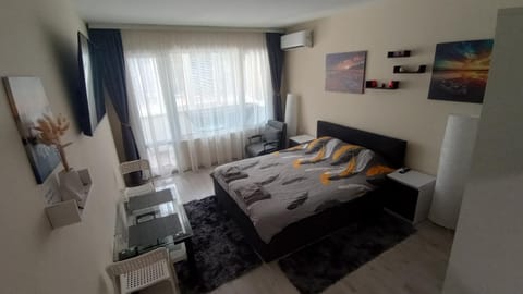 Bed, TV and multimedia, Photo of the whole room, Bedroom, hair dresser