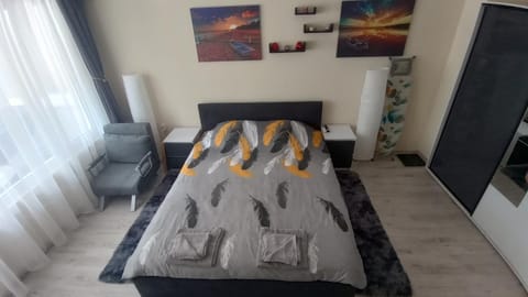 Bed, TV and multimedia, Photo of the whole room, Seating area, Bedroom