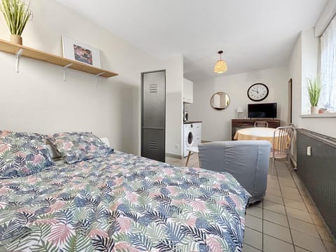 Bed, Kitchen or kitchenette, Photo of the whole room