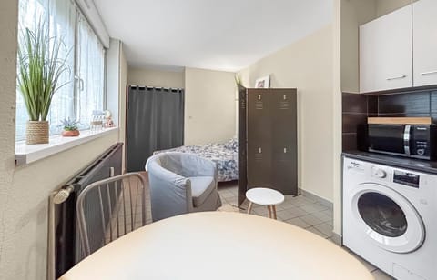 Bed, Kitchen or kitchenette, Living room, Dining area, Bedroom, storage, washing machine, dryer