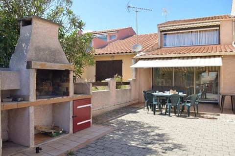 Property building, Patio, Balcony/Terrace