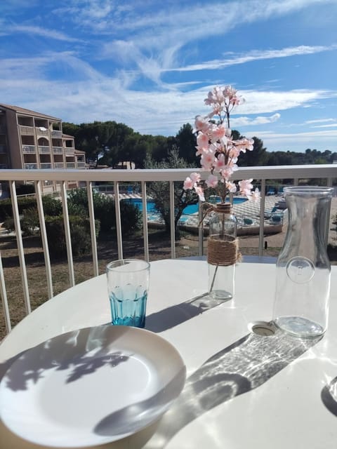 Patio, Day, Natural landscape, View (from property/room), Balcony/Terrace, Dining area, Pool view, Swimming pool, sunbed