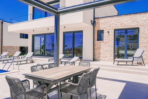 Property building, Facade/entrance, Off site