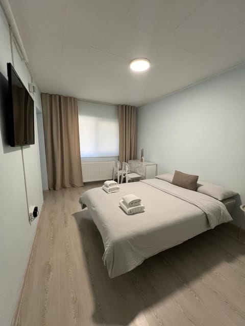 Bed, TV and multimedia, Photo of the whole room, Bedroom, towels