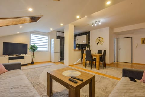 Communal lounge/ TV room, TV and multimedia, Living room, Seating area, Dining area, Evening entertainment