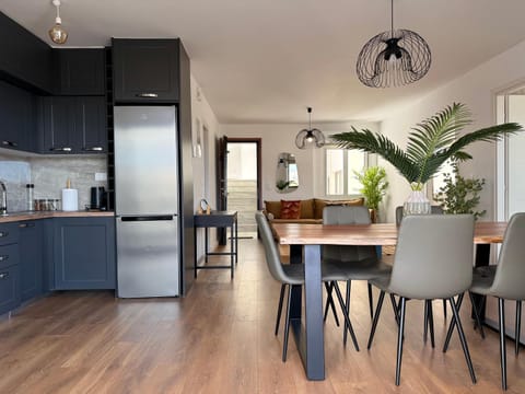 Kitchen or kitchenette, Dining area, oven