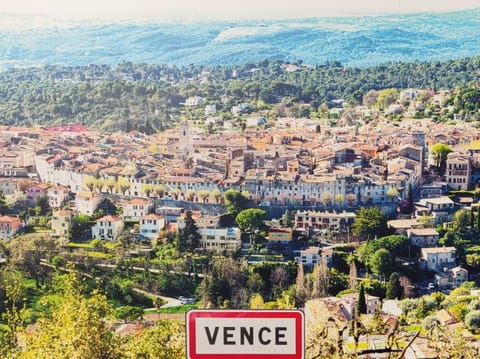 Nearby landmark, Restaurant/places to eat, Day, People, Neighbourhood, Natural landscape, Activities, Bird's eye view, Children play ground, Fitness centre/facilities, Other, Hiking, Cycling, Evening entertainment, Animals, Pets, Guests, City view, Mountain view, Area and facilities, Entertainment, Location, children, young children, older children, Family, ATM, hair dresser, shuttle, vending machine