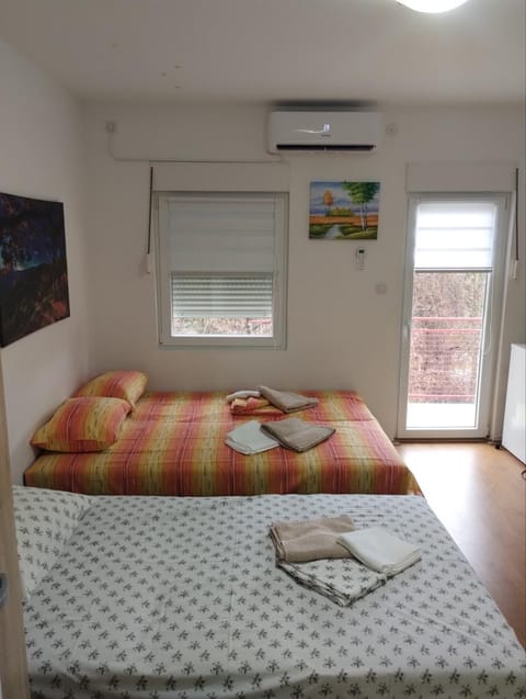 Bed, Photo of the whole room, air conditioner