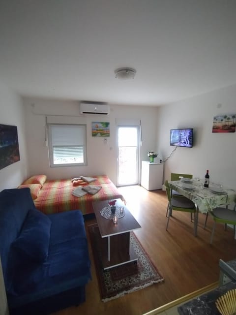 Bed, TV and multimedia, Living room, Photo of the whole room, Seating area, Dining area, air conditioner