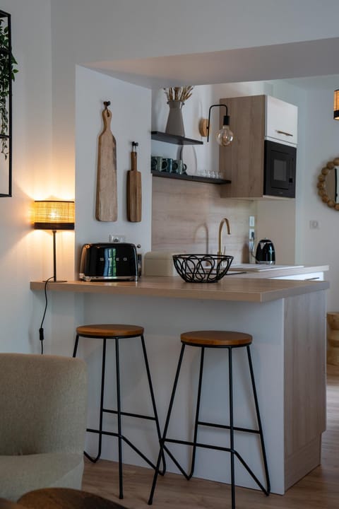 Coffee/tea facilities, Kitchen or kitchenette, Dining area, minibar