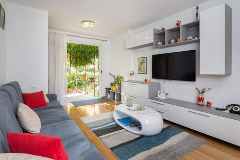 Garden, Living room