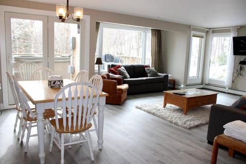 Hot Tub, Living room, Dining area