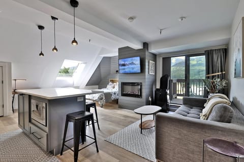 Bed, Seating area, Dining area