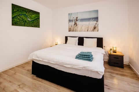 Bed, Photo of the whole room, Bedroom, towels