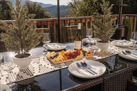 Day, Natural landscape, Balcony/Terrace, Food and drinks, Dining area, Mountain view, Lunch, Drinks