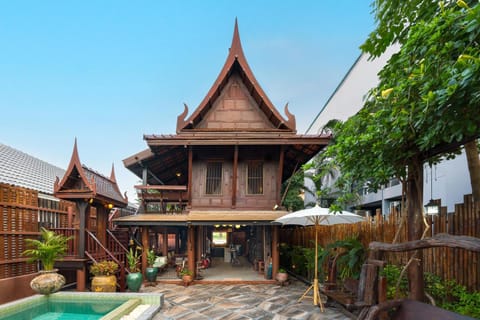 Property building, Garden, Garden view, Swimming pool