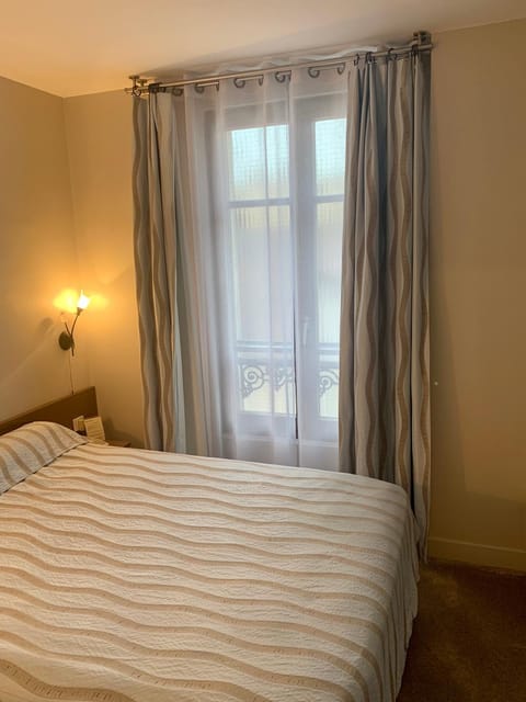 Bed, Photo of the whole room, Bedroom, City view