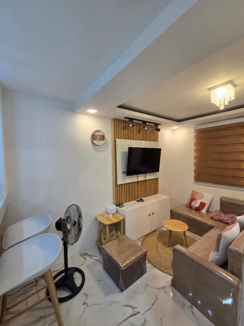 Communal lounge/ TV room, TV and multimedia, Living room, Seating area, Evening entertainment