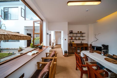 Coffee/tea facilities, Living room, Seating area