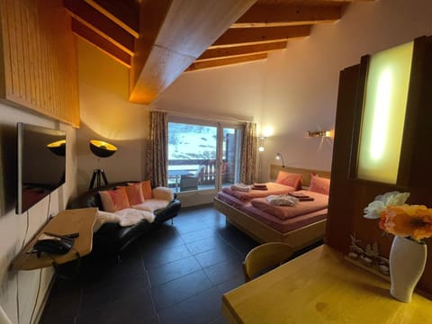 TV and multimedia, Living room, Photo of the whole room, Bedroom