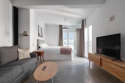 Bed, Seating area, Bedroom
