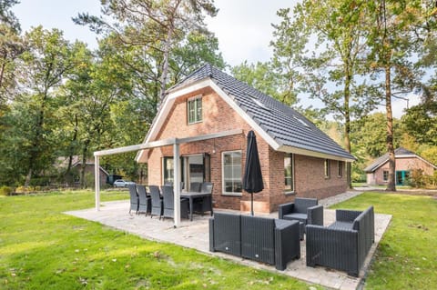 Property building, Garden, Balcony/Terrace, Seating area