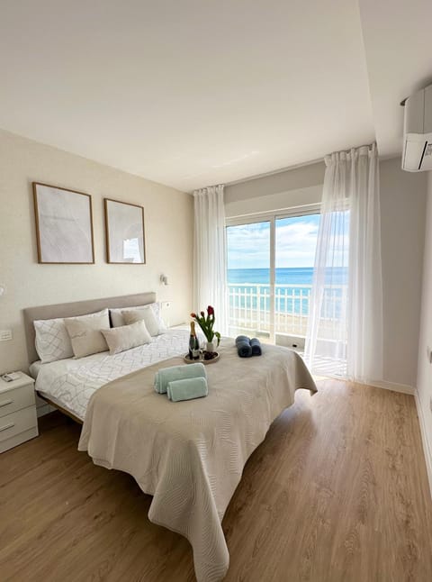 Bed, Natural landscape, View (from property/room), Balcony/Terrace, Photo of the whole room, Bedroom, Sea view, towels, wardrobe, air conditioner