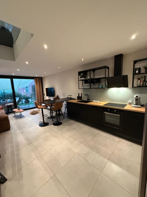 Kitchen or kitchenette, Living room, Seating area, Dining area, stove