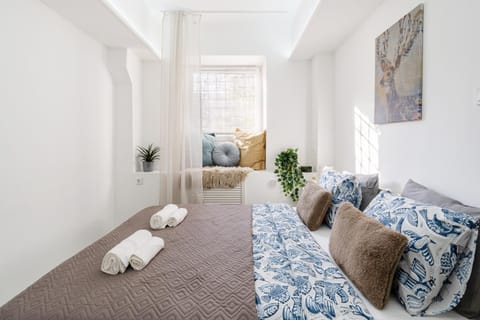 Bed, Photo of the whole room, Bedroom, towels