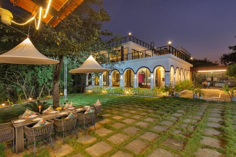 Property building, Bed, Garden, Bathroom, Balcony/Terrace, Food and drinks, Dining area, Bedroom, Garden view, Pool view, Swimming pool, Breakfast, Lunch, Dinner
