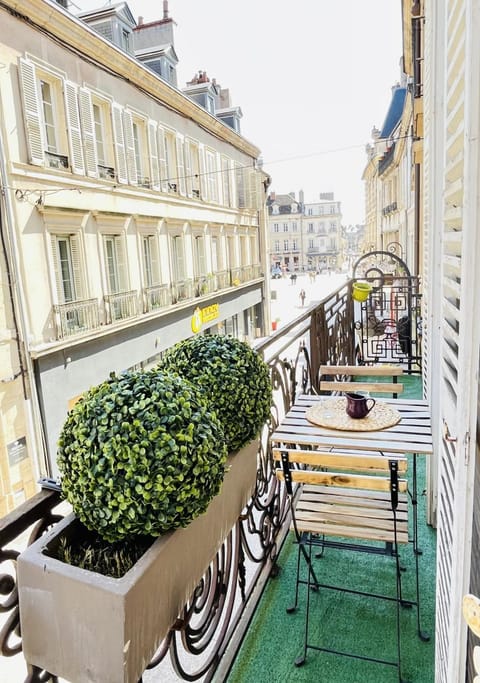 View (from property/room), View (from property/room), Balcony/Terrace, Balcony/Terrace, Dining area, City view, City view