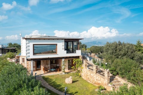 Villa Aurazure by Klodge Villa in Porto Istana