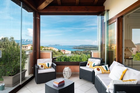 Villa Aurazure by Klodge Villa in Porto Istana