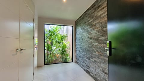 Pacific Palms Luxury Villa House in Takitumu District