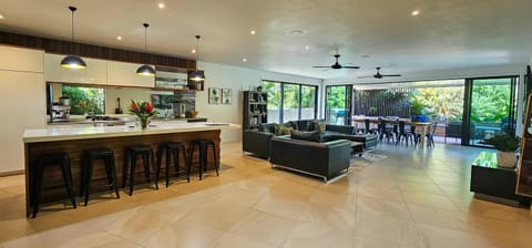 Pacific Palms Luxury Villa House in Takitumu District