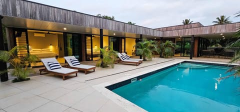Pacific Palms Luxury Villa House in Takitumu District