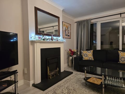 Dublin - 3 Bedroom Cosy Home - Sleeps Max 7 House in Dublin