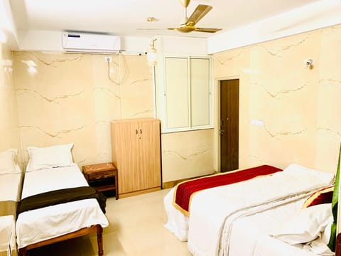 Photo of the whole room, Bedroom, wardrobe, air conditioner