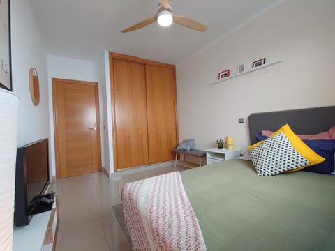 Photo of the whole room, Bedroom, wardrobe