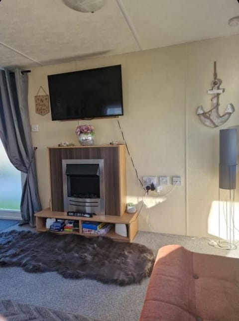 3 Bed Caravan - Sleeps 6 - Pets - Parking - Wifi House in Wales