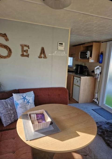 3 Bed Caravan - Sleeps 6 - Pets - Parking - Wifi House in Wales