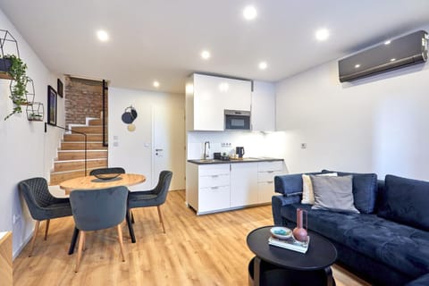 Kitchen or kitchenette, Living room, Seating area, Dining area