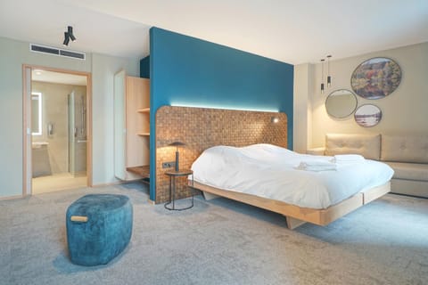 Bed, Photo of the whole room, Decorative detail, Bedroom, towels, wardrobe