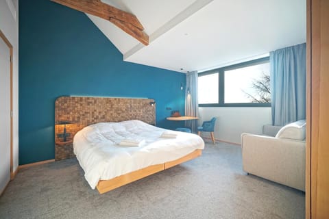 Bed, Living room, Photo of the whole room, Seating area, Bedroom, Garden view